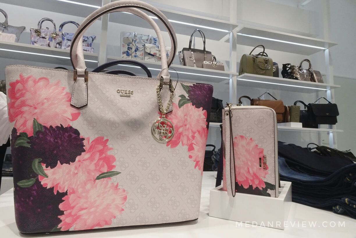 Tas Dengan Motif Bunga Berwarna Pastel di Koleksi Holiday GUESS Accessories Mall Centre Point Medan