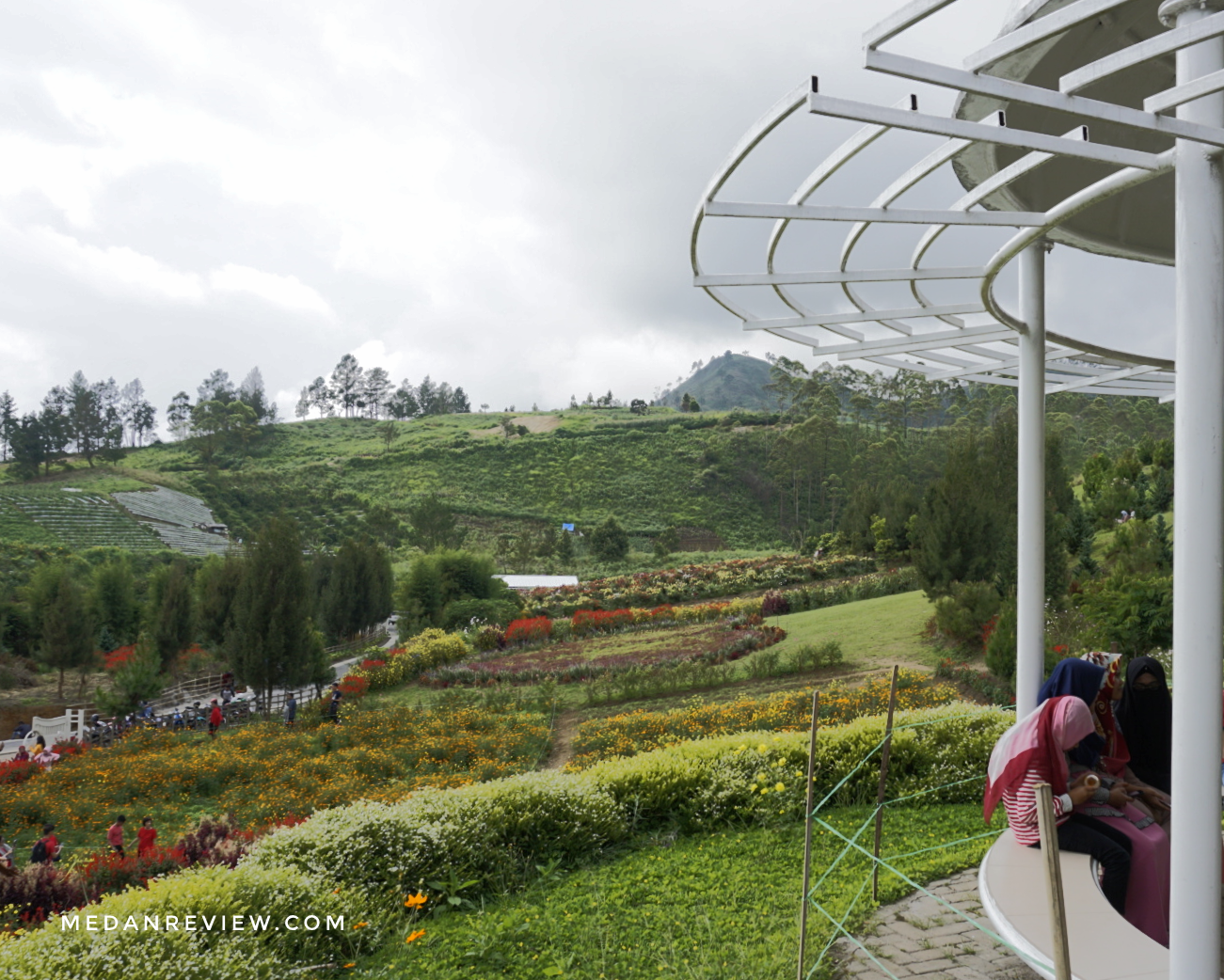 Pemandangan Kebun Bunga dari Gajebo