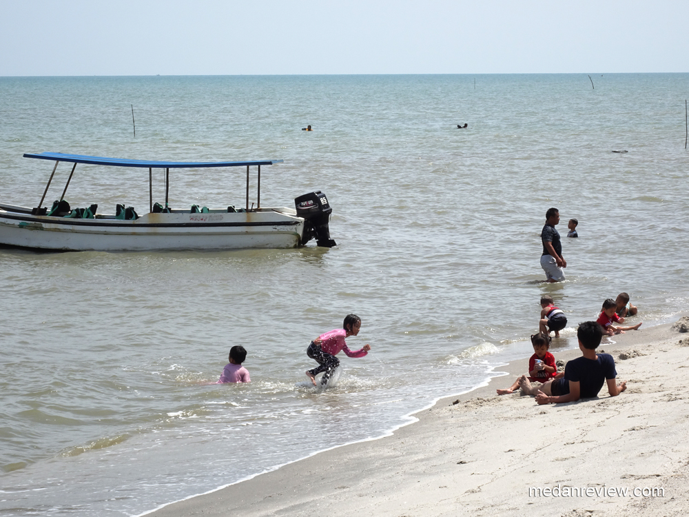 Aktivitas Pengunjung di Pinggir Pantai