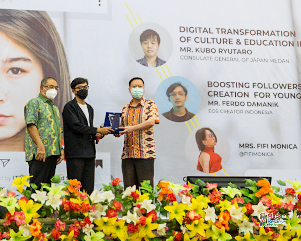 Pemberian Plakat  Kepada Mr Fredo oleh Bpk Prof. Ir. H. Zulkarnain Lubis MS PhD dan Bpk Dr Agus Susanto Tan - Managing Director of Information Technology & Business Campus (IT&B)