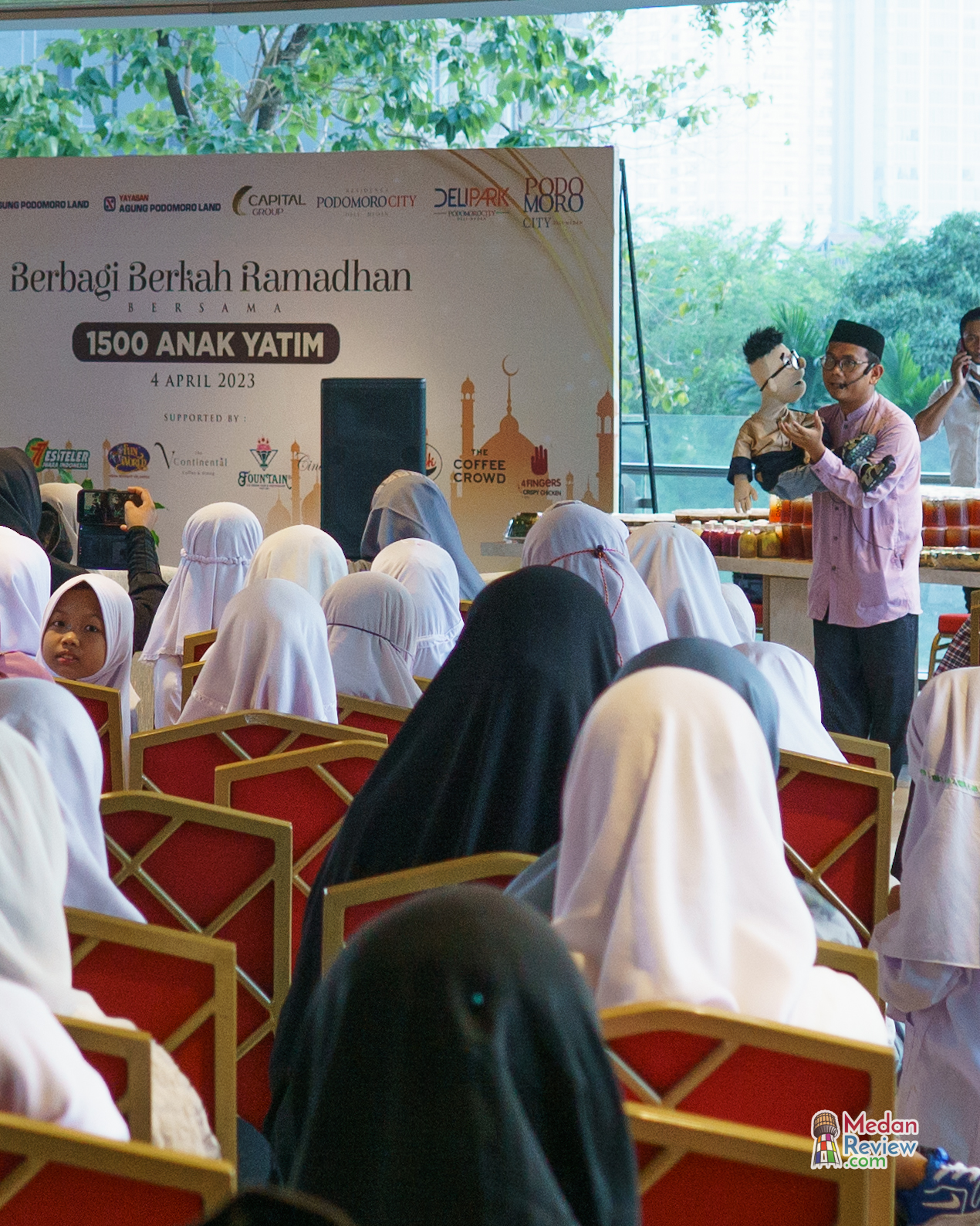 Ceramah Ustadz Kak Andi Rahim di Acara Podomoro City Deli Medan Bagi Berkah Ramadan Bersama 1500 Anak Yatim