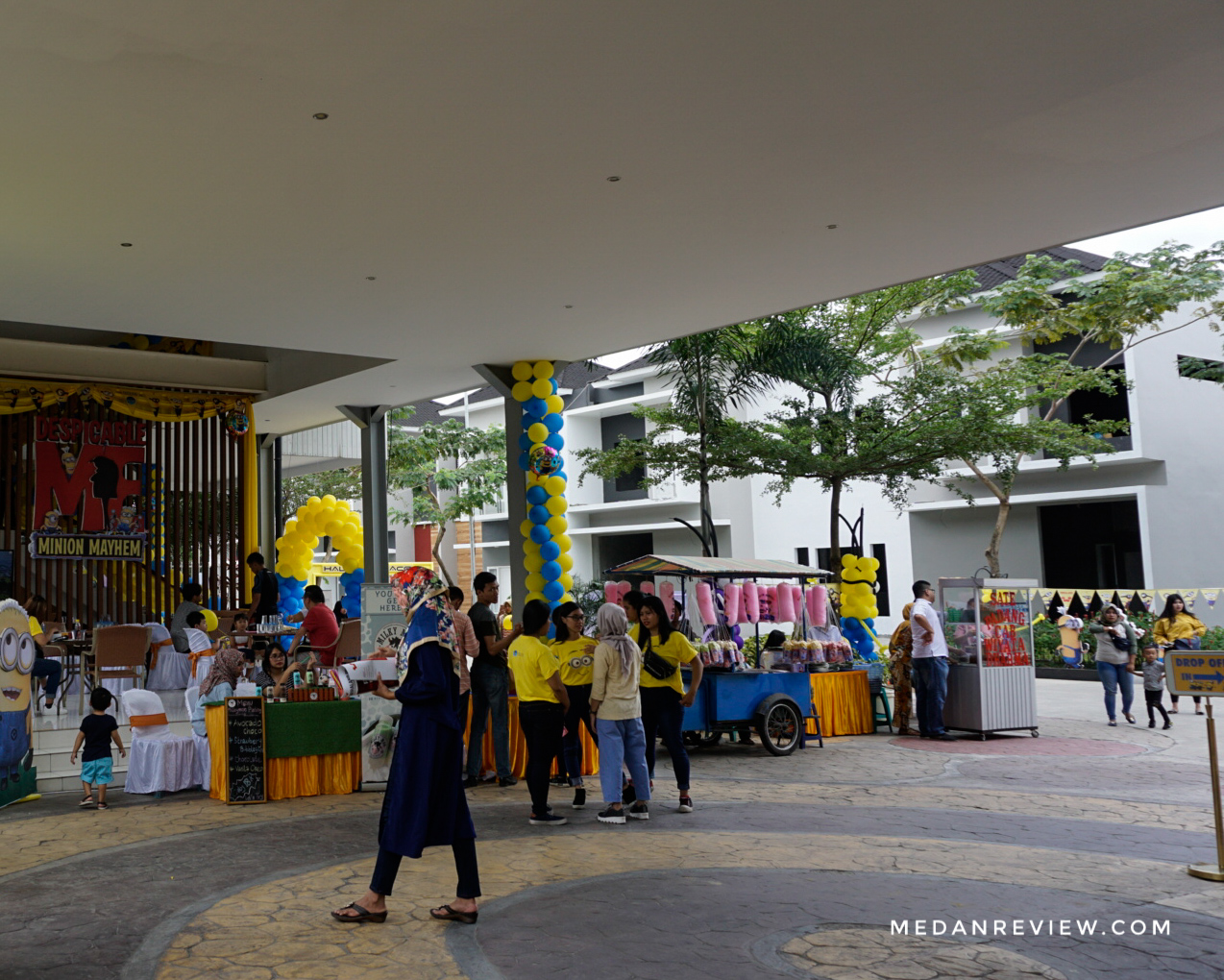 Pengunjung & Aneka Stand Kuliner