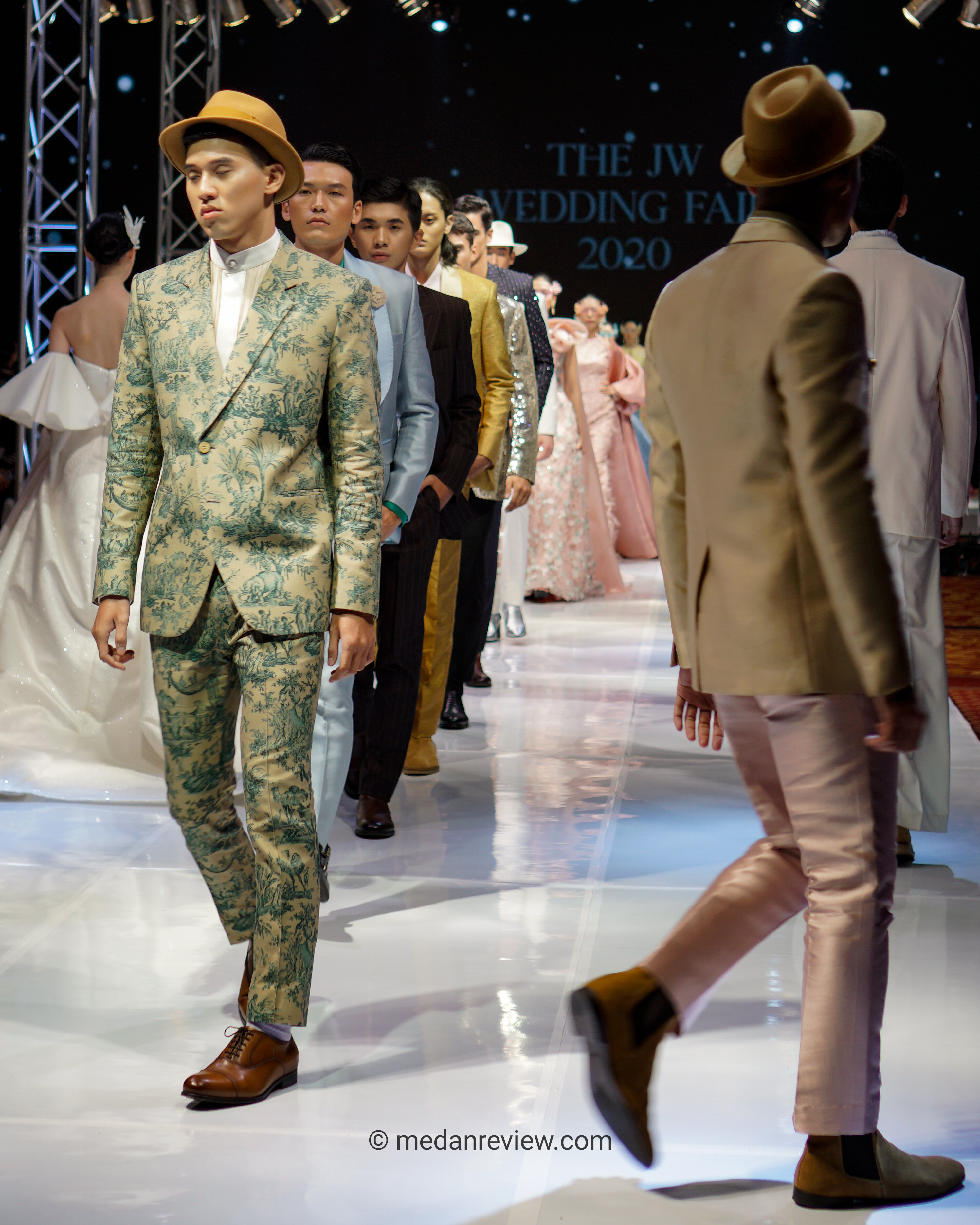 Photo #9 : Enam Fashion Designer Di Fashion Show The JW Wedding Fest 2020